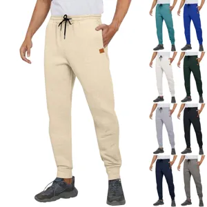 Vue détaillée du pantalon de jogging en tricot avec cordon de serrage et chevilles resserrées.