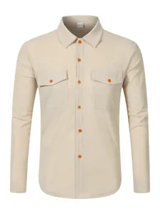 Détail de chemise à manches longues en velours côtelé pour homme, boutons orange.
