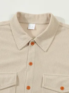 Détail de chemise à manches longues en velours côtelé pour homme avec col et boutons.