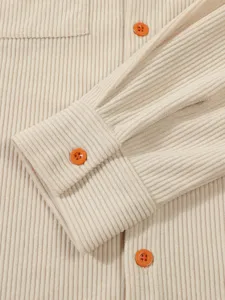 Chemise à manches longues en velours côtelé pour homme, détail boutons et texture.