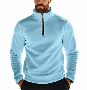 Gros plan detail du sweat-shirt polaire bleu clair homme a col montant et fermeture eclair.