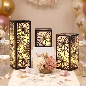 Detalle de pantallas de lámpara de mariposa DIY de PVC con iluminación decorativa cálida