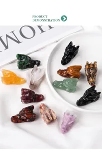 Detalle de calaveras de dragón de cristal natural talladas a mano en varios colores