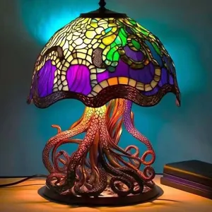 Vue détaillée d'une lampe méduse en vitrail brillant avec base artistique de tentacule.