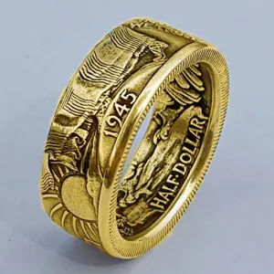 Vista detallada de anillo de moneda Half Dollar 1945 dorado con grabado vintage