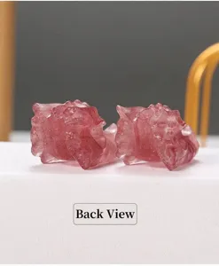 Vista posterior detallada de dos calaveras de dragón de cristal rosa talladas a mano