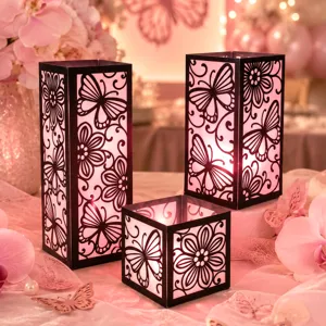 Vista detallada del patrón de mariposa hueca en pantalla festiva de PVC con luz rosa