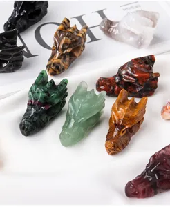Detalle de varias figuritas de calaveras de cabeza de dragón en cristal natural tallado.