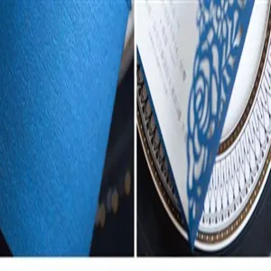 Detailansicht des eleganten lasergeschnittenen Blumenmusters auf blauer Einladung.