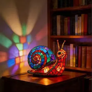 Detailansicht der Schnecken-Nachtlampe mit farbenfroher Buntglas-Mosaik-Harztextur