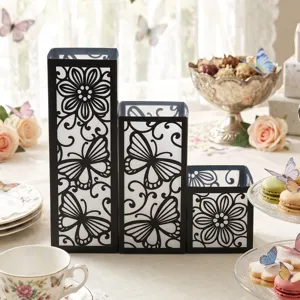Elegante juego de tres pantallas de lámpara de PVC huecas con mariposas decorativas.