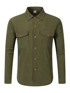 Chemise de travail homme en velours côtelé vert détail avant avec poches poitrine.