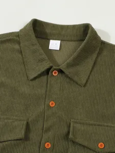 Gros-plan sur le col de la chemise en velours côtelé pour homme avec détails de boutons.