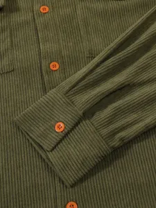 Détail en gros plan de la chemise à manches longues en velours côtelé vert olive.