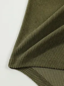 Gros plan sur le tissu velours côtelé homme, texture douce et qualité supérieure.