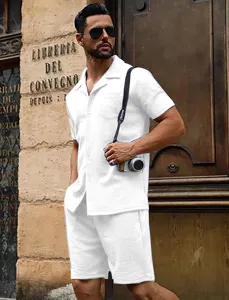 Vista dettagliata del set estivo da uomo con camicia e short in maglia testurizzata.