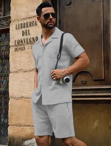 Vista dettagliata di un set da uomo grigio con camicia a maniche corte e pantaloncini.