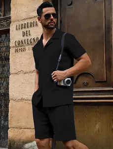 Set estivo da uomo in maglia con bottoni a maniche corte strutturato e pantaloncini.