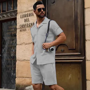 Set estivo da uomo camicia manica corta in maglia e pantaloncini grigio spiaggia