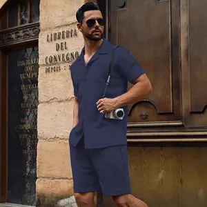 Set di camicia e pantaloncini estivi in maglia da uomo, outfit da spiaggia casual testurizzato.