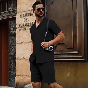 Completo nero da uomo con camicia a maniche corte in maglia e pantaloncini estivi casual