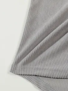 Gros plan sur le velours côtelé gris pour homme, montrant texture douce et détails.