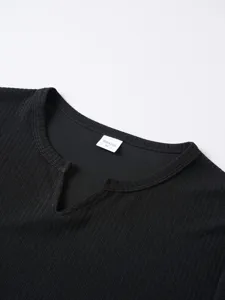 Dettaglio in primo piano del colletto della t-shirt nera da uomo con scollo a V.