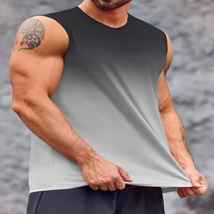 Dettaglio canotta da fitness senza maniche sfumata, abbigliamento sportivo traspirante e texturizzato.