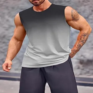 Dettaglio della canotta sportiva da uomo con gradiente e design traspirante senza maniche.