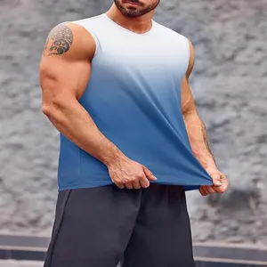 Vista dettagliata della canotta da fitness smanicata sfumata, tessuto traspirante e vestibilità comoda.