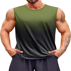Primo piano della canotta fitness uomo sfumata, elegante maglia sportiva senza maniche.