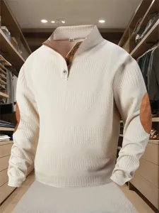 Gedetailleerd weergave van de heren jacquard gebreide trui met bruine elleboogstukken.