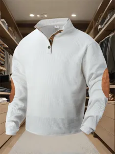 Detail heren truien met lange mouwen en wafelbreisel, bruine elleboogpatches en kraag.