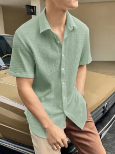 Men's textured short sleeve casual shirt, stylish lapel button down summer top for daily wear.