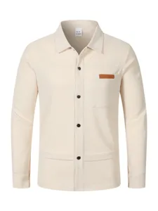 Détail chemise homme manche longue gaufre, veste beige col classique et poche poitrine.
