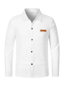 Veste cardigan à revers manches longues en tricot gaufré blanc pour homme avec poche poitrine.