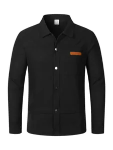 Vue détaillée de la veste à revers en tricot gaufré pour homme avec poche poitrine contrastée.