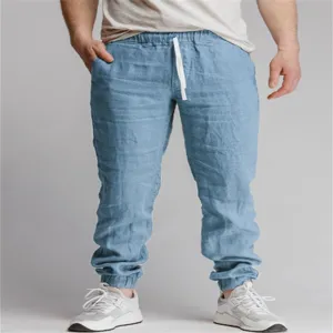 Detailansicht der hellblauen Herren Leinen Jogger Hosen mit Kordelzug und atmungsaktivem Stoff.