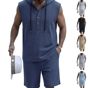Set da uomo estivo casual in lino con camicia henley senza maniche e pantaloncini.