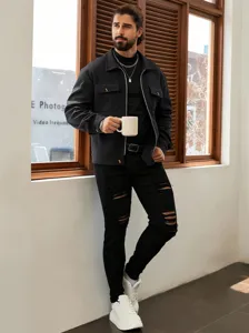 Stijlvolle zwarte wollen herenjas met rits, gescheurde jeans en witte sneakers voor casual look.