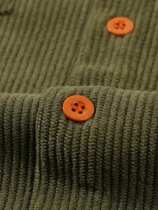 Chemise en velours côtelé pour homme vue de détail tissu vert olive boutons orange
