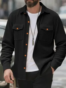 Détail chemise manches longues velours côtelé, poches poitrine utilitaires, veste casual.
