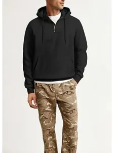 Herren schwarzer Kapuzenpullover mit Reissverschluss Detailansicht retro laessiger Stil.