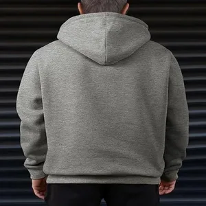 Rückansicht Detail des casual grauen Kapuzenpullovers mit gemütlichem Fleece-Futter.