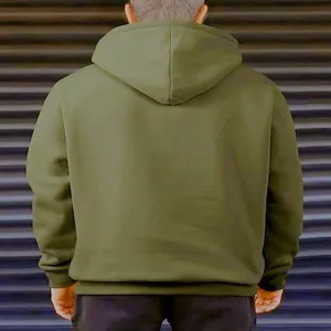 Olivgrüner Kapuzenpullover für Herren, Rückendetail mit bequemer Passform und Stoff