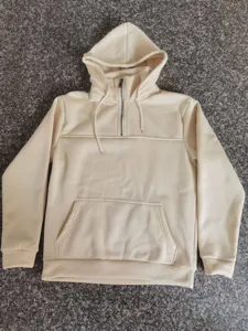 Detailansicht des herren casual half-zip fleece hoodies in beige mit bequemer tasche.