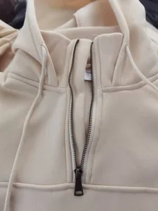 Herren Fleece gefütterter Halb-Zip Kapuzenpullover Detailansicht, lässige Winterjacke.