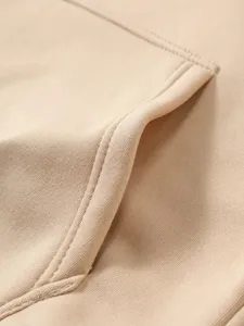 Detaillierte Nahaufnahme einer Khaki Kapuzenpullover Tasche mit feiner Textur und Nähten.