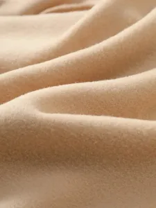 Nahaufnahme Stoffdetail Herren Winter Fleece Pullover, weiche Textur Makroaufnahme, kamel.