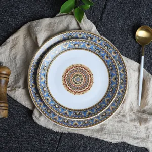 Nahaufnahme des retro bohemischen Keramik Tellers mit kunstvollem Mandala Muster.
